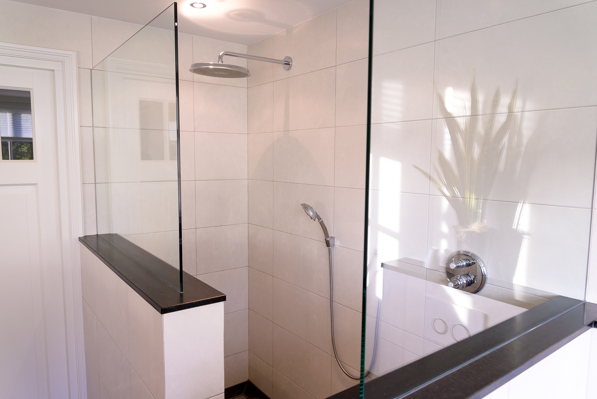 Een ruime inloopdouche in luxe badkamer